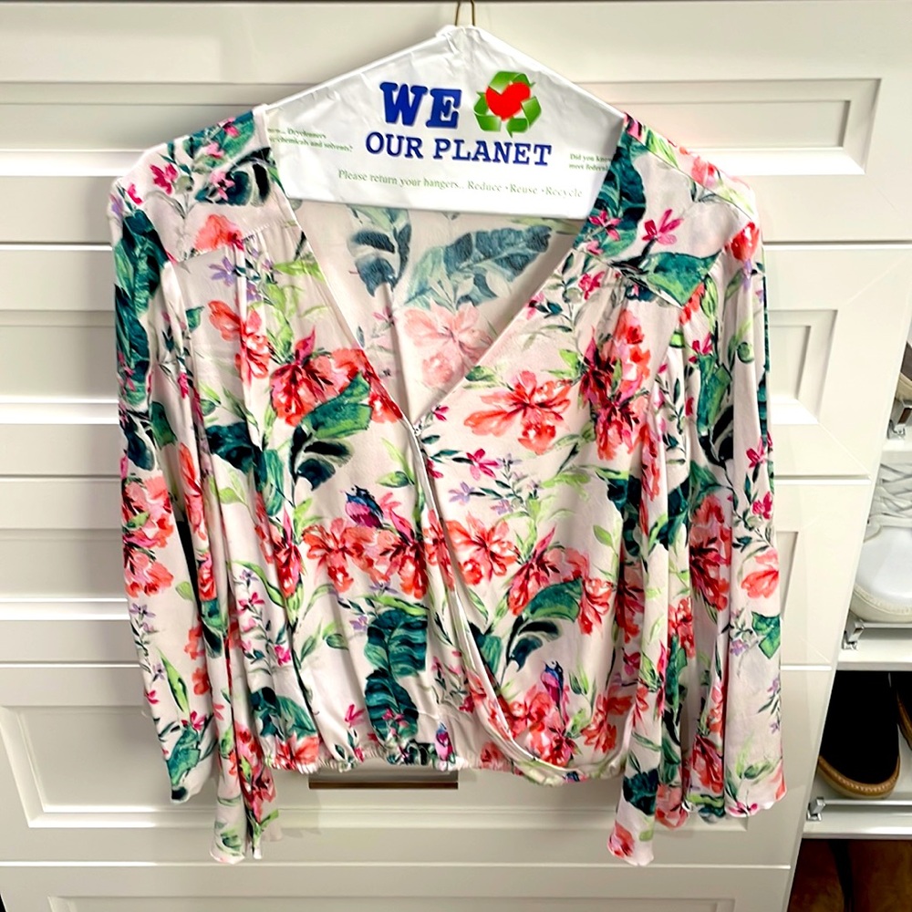 Sanctuary small floral blouse. Bell sleeves. Snap closure at bust. Worn once.